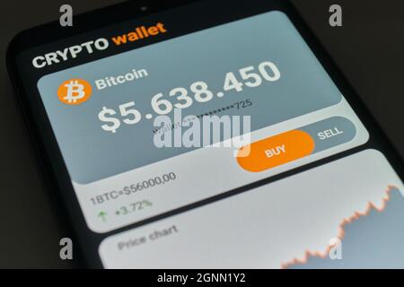 Balance der Bitcoin-Geldbörse in der mobilen Anwendung Nahaufnahme. Smartphone mit mobiler Anwendung Kryptowährung Wallet. Das Konzept der Kryptowährung trad Stockfoto