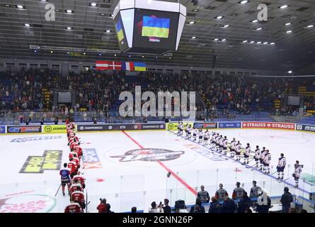 KIEW, UKRAINE - 3. SEPTEMBER 2021: Spieler von HC Donbass Donetsk (in Rot) und Rungsted Seier Capital hören vor ihrem Champions-Hockey-League-Spiel im Sportpalast in Kiew Nationalhymnen Stockfoto