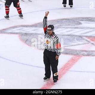 KIEW, UKRAINE - 3. SEPTEMBER 2021: Eishockeyschiedsrichter Andrii Kicha im Einsatz während des Champions-Hockey-League-Spiels HC Donbass gegen Rungsted Seier Capital im Sportpalast in Kiew. Rungsted gewann 3-2 Stockfoto