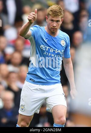 London, Großbritannien. 25. September 2021 - Chelsea gegen Manchester City - die Premier League - Stamford Bridge Kevin De Bruyne wird von Andreas Christensen angegangen Bildnachweis: © Mark Pain / Alamy Live News Stockfoto