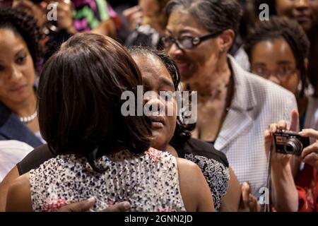 First Lady Michelle Obama umarmt eine Frau während eines Essens von Girls Inc. Im Century Link Center in Omaha, Nebr., 24. April 2012. (Offizielles Foto des Weißen Hauses von Sonya N. Hebert) Dieses offizielle Foto des Weißen Hauses wird nur zur Veröffentlichung durch Nachrichtenorganisationen und/oder zum persönlichen Druck durch die Betreffenden des Fotos zur Verfügung gestellt. Das Foto darf in keiner Weise manipuliert werden und darf nicht in kommerziellen oder politischen Materialien, Anzeigen, E-Mails, Produkten oder Werbeaktionen verwendet werden, die in irgendeiner Weise die Zustimmung oder Billigung des Präsidenten, der ersten Familie oder des Weißen Hous nahelege Stockfoto