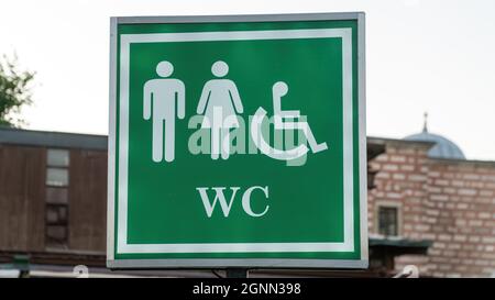 Öffentliche Toilette Schild der Toilette mit wc-Schild für Männer Frauen zugänglich Behinderte Person in der Stadt. Zeichen und Symbol Konzept Foto. Stockfoto