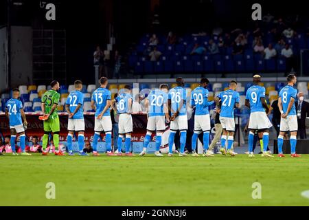 NEAPEL, ITALIEN - 26. SEPTEMBER: Die Spieler des SSC Napoli stehen vor dem Start während des Serie-A-Spiels zwischen SSC Napoli und Cagliari Calcio im Stadio Diego Armando Maradona am 26. September 2021 in Neapel, Italien (Foto: Ciro Santangelo/Orange Picles) Stockfoto