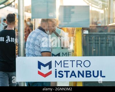 Istanbul, Türkei - 2021. September: Mann kauft eine istanbul-Karte am Ticketautomaten in einer U-Bahn-Station. Er benutzt einen Metro Istanbul Reisekartenautomaten Stockfoto