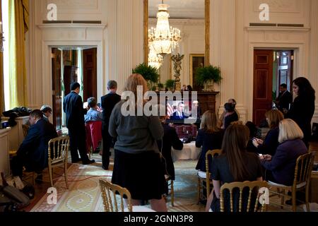 Mitarbeiter des Weißen Hauses beobachten im Ostraum des Weißen Hauses, wie Präsident Barack Obama an einem Interview mit ABC's George Stephanopoulos in der Nähe im Blauen Raum teilnimmt, 3. Oktober 2011. (Offizielles Foto des Weißen Hauses von Pete Souza) Dieses offizielle Foto des Weißen Hauses wird nur zur Veröffentlichung durch Nachrichtenorganisationen und/oder zum persönlichen Druck durch die Betreffzeile(en) des Fotos zur Verfügung gestellt. Das Foto darf in keiner Weise manipuliert werden und darf nicht in kommerziellen oder politischen Materialien, Anzeigen, E-Mails, Produkten oder Werbeaktionen verwendet werden, die in irgendeiner Weise eine Genehmigung oder Genehmigung vorschlagen Stockfoto