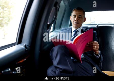 Präsident Barack Obama liest ein Dokument auf dem Weg zum Pittsburgh International Airport in Pittsburgh, Pennsylvania, 11. Oktober 2011. (Offizielles Foto des Weißen Hauses von Pete Souza) Dieses offizielle Foto des Weißen Hauses wird nur zur Veröffentlichung durch Nachrichtenorganisationen und/oder zum persönlichen Druck durch die Betreffzeile(en) des Fotos zur Verfügung gestellt. Das Foto darf in keiner Weise manipuliert werden und darf nicht in kommerziellen oder politischen Materialien, Anzeigen, E-Mails, Produkten oder Werbeaktionen verwendet werden, die in irgendeiner Weise die Zustimmung oder Billigung des Präsidenten, der ersten Familie oder des Weißen Hauses nahelege. Stockfoto