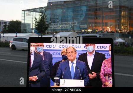 (210926) -- BERLIN, 26. September 2021 (Xinhua) -- Das am 26. September 2021 aufgenommene Foto zeigt Armin Laschet (C, Front), Vorsitzender der CDU und Kanzlerkandidat der CDU/CSU, während des Live-Streamings einer Kundgebung am Hauptsitz der CDU in Berlin. Die Mitte-Links-Sozialdemokratische Partei Deutschlands (SPD) führte bei den Bundestagswahlen am Sonntag leicht an, während ihr Hauptkonkurrent nach 16 Jahren im Amt von Bundeskanzlerin Angela Merkel auf ein Rekordtief stürzte, so Prognosen der deutschen öffentlich-rechtlichen Rundfunkanstalten. Stockfoto