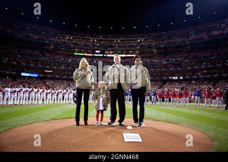 First Lady Michelle Obama und Dr. Jill Biden, mit Veteran James Sperry und seiner Tochter Hannah, halten vor Spiel 1 der World Series im Busch Stadium in St. Louis, Mo., 19. Oktober 2011 für die Nationalhymne inne. Die First Lady und Dr. Biden nahmen an dem Spiel Teil, als Teil ihrer Initiative zur Vereinigung von Kräften. (Offizielles Foto des Weißen Hauses von Lawrence Jackson) Dieses offizielle Foto des Weißen Hauses wird nur zur Veröffentlichung durch Nachrichtenorganisationen und/oder zum persönlichen Druck durch die Betreffenden des Fotos zur Verfügung gestellt. Das Foto darf in keiner Weise manipuliert und nicht in verwendet werden Stockfoto