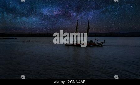 Maori's Boat Waka in Starry Night Stockfoto