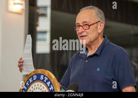 New York, Usa. September 2021. Chuck Schumer (D-NY), Mehrheitsführer des Senats, spricht auf einer Pressekonferenz in New York City. Der US-Senator Charles Schumer warnt davor, dass Hunderttausende von New Yorkern immer noch mit Zwangsräumungen und überwältigenden Schulden konfrontiert sein könnten, und fordert das US-Finanzministerium auf, ungenutzte Dollar aus einem 52500000000-Dollar-Hilfstopf des Bundes, den Schumer in Gesetze umgesetzt hat, an Staaten und Städte, die sie benötigen, wie New York, umzuverteilen. Kredit: SOPA Images Limited/Alamy Live Nachrichten Stockfoto