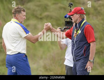 Kohler, Usa. September 2021. Ian Poulter vom Team Europe schüttelt sich die Hände mit dem US-amerikanischen Captain Steve Stricker, nachdem die USA am Sonntag, 26. September 2021 in Kohler, Wisconsin, den 43. Ryder Cup bei Whistling Straits gewonnen hatten. Foto von Mark Black/UPI Credit: UPI/Alamy Live News Stockfoto