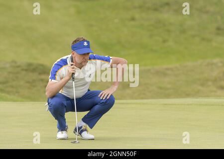 Kohler, Usa. September 2021. Ian Poulter vom Team Europe sieht das erste Grün am letzten Tag des 43. Ryder Cups bei Whistling Straits am Sonntag, 26. September 2021 in Kohler, Wisconsin. Foto von Mark Black/UPI Credit: UPI/Alamy Live News Stockfoto