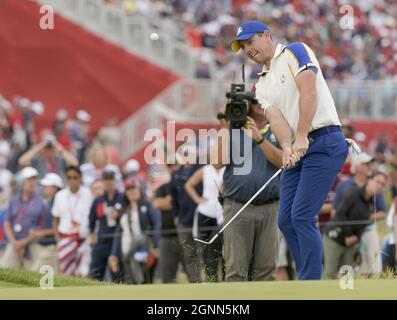 Kohler, Usa. September 2021. Rory McIlroy vom Team Europe wird am Sonntag, den 26. September 2021 in Kohler, Wisconsin, beim 43. Ryder Cup bei Whistling Straits auf das 15. Grün gesetzt. Foto von Mark Black/UPI Credit: UPI/Alamy Live News Stockfoto