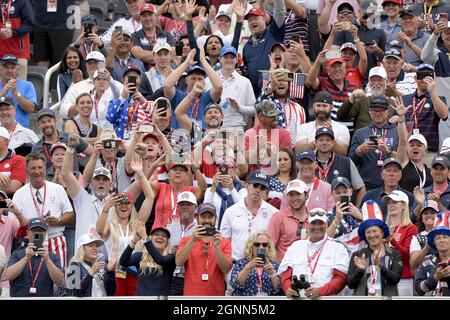 Kohler, Usa. September 2021. Die Fans des US-Teams feiern am Sonntag, 26. September 2021, in der Whistling Straits den Sieg des 43. Ryder Cup. Foto von Mark Black/UPI Credit: UPI/Alamy Live News Stockfoto