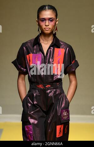 Mailand, Italien. September 2021. HUI SS22 Runway während der Milan Fashion Week am 2021. September - Mailand, Italien. 26/09/2021 Credit: dpa/Alamy Live News Stockfoto