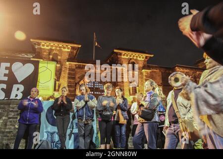 London, England, Großbritannien. September 2021. HMP Wandsworth, London, Großbritannien, 26. September. Die Menschen versammeln sich zur Freien James Brown Vigil im HM Gefängnis Wandsworth, das von Extinction Rebellion genannt wird. James Brown, 56, ist der blinde, zweimal paralympische Goldmedaillengewinnerin, der im Oktober 2019 auf einem Flugzeug kletterte und seine Hand an sein Dach klebte. Er protestierte gegen die Pläne der britischen Regierung, den London City Airport zu vergrößern und gegen seine Untätigkeit gegen den Klimawandel. Am vergangenen Freitag wurde er zu zwölf Monaten Gefängnis verurteilt. (Bild: © Sabrina Merolla/ZUMA Press Wire) Stockfoto