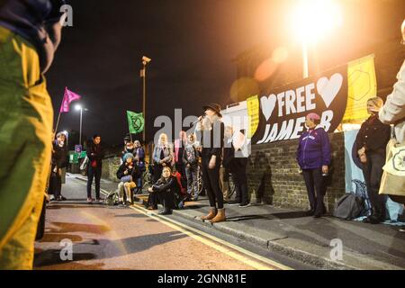 London, England, Großbritannien. September 2021. HMP Wandsworth, London, Großbritannien, 26. September. Die Menschen versammeln sich zur Freien James Brown Vigil im HM Gefängnis Wandsworth, das von Extinction Rebellion genannt wird. James Brown, 56, ist der blinde, zweimal paralympische Goldmedaillengewinnerin, der im Oktober 2019 auf einem Flugzeug kletterte und seine Hand an sein Dach klebte. Er protestierte gegen die Pläne der britischen Regierung, den London City Airport zu vergrößern und gegen seine Untätigkeit gegen den Klimawandel. Am vergangenen Freitag wurde er zu zwölf Monaten Gefängnis verurteilt. (Bild: © Sabrina Merolla/ZUMA Press Wire) Stockfoto