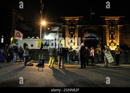 London, England, Großbritannien. September 2021. HMP Wandsworth, London, Großbritannien, 26. September. Die Menschen versammeln sich zur Freien James Brown Vigil im HM Gefängnis Wandsworth, das von Extinction Rebellion genannt wird. James Brown, 56, ist der blinde, zweimal paralympische Goldmedaillengewinnerin, der im Oktober 2019 auf einem Flugzeug kletterte und seine Hand an sein Dach klebte. Er protestierte gegen die Pläne der britischen Regierung, den London City Airport zu vergrößern und gegen seine Untätigkeit gegen den Klimawandel. Am vergangenen Freitag wurde er zu zwölf Monaten Gefängnis verurteilt. (Bild: © Sabrina Merolla/ZUMA Press Wire) Stockfoto