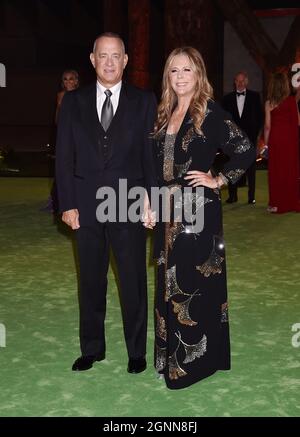 LOS ANGELES, CA - 25. SEPTEMBER: Tom Hanks (L) und Rita Wilson besuchen die Eröffnungsgala des Academy Museum of Motion Picturs im Academy Museum of Motion Pi Stockfoto