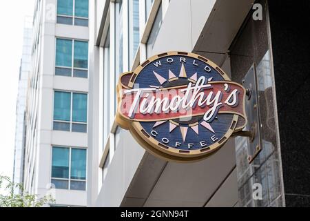 Toronto, ON, Kanada - 25. September 2021: Timothys World Coffee-Logo auf dem Gebäude in Toronto, Ontario, Kanada. Stockfoto