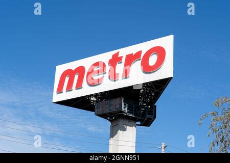 Etobicoke, Toronto, Kanada - 26. September 2021: Nahaufnahme des Metro-Schildes mit blauem Himmel im Hintergrund in ihrem Lager in Etobicoke, Toronto, Kanada. Stockfoto