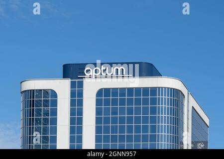 Etobicoke, Toronto, Kanada - 26. September 2021: OPTUM-Schild am Bürogebäude in Etobicoke, Toronto, Kanada. Stockfoto