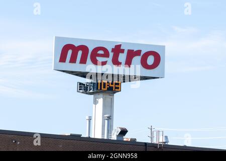 Etobicoke, Toronto, Kanada - 26. September 2021: Nahaufnahme des Metro-Schildes mit blauem Himmel im Hintergrund in ihrem Lager in Etobicoke, Toronto, Kanada. Stockfoto