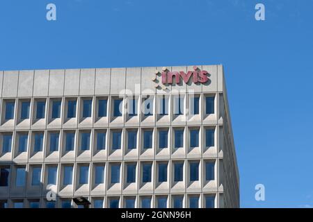 Etobicoke, Toronto, Kanada - 26. September 2021: Invis Bürogebäude in Etobicoke, ON, Kanada. Stockfoto