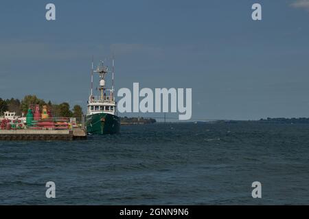 Prescott, Ontario, Kanada - 11. September 2021: Die RV David Thompson, ein Forschungsschiff von Parks Canada, dockte an der kanadischen Küstenwache entlang der Küste an Stockfoto