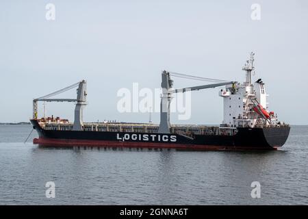 Charleston, SC - Feb 24 2021: Die Elite Faith ein General Cargo Schiff, das 2008 gebaut wurde und unter dem Flagge Panamas fliegt Stockfoto