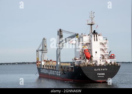 Charleston, SC - Feb 24 2021: Die Elite Faith ein General Cargo Schiff, das 2008 gebaut wurde und unter dem Flagge Panamas fliegt Stockfoto