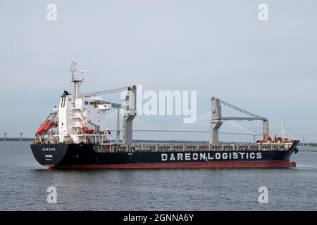 Charleston, SC - Feb 24 2021: Die Elite Faith ein General Cargo Schiff, das 2008 gebaut wurde und unter dem Flagge Panamas fliegt Stockfoto