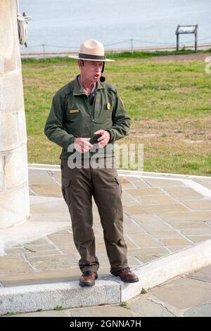 Charleston, SC - 24 2021. Februar: Ein US-Nationalpark-Ranger gibt eine Tour auf Fort Sumter Stockfoto