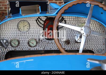 Monterey, CA/USA: 8/13/21: Innenraum eines schönen blauen britischen Oldtimers, mit dem Lenkrad auf der rechten Seite. Stockfoto