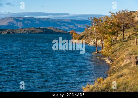 Blick auf die kleine Meerenge am Baikalsee am Herbsttag, Joy Bay Stockfoto