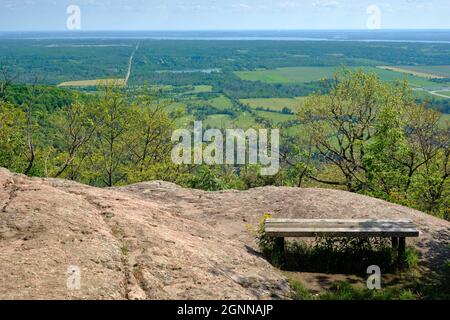 Québec, eine niedrige Bank an einem Aussichtspunkt auf dem Eardley Escarpment im Gatineau Park, blickt über einen Golfplatz und Ackerland in Richtung Ottawa River und Ontar Stockfoto