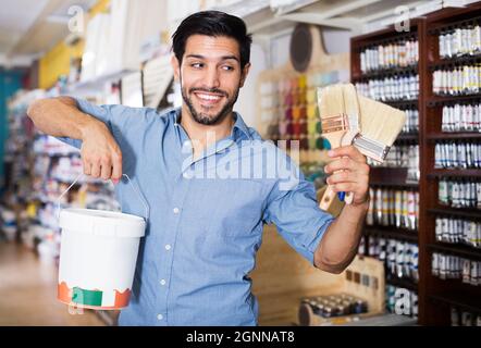 Männlicher Käufer im Lackiergeschäft Stockfoto