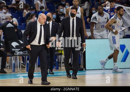 Madrid, Spanien. September 2021. Pablo Laso (links) während des Real Madrid-Sieges über Monbus Obradoiro (78 - 68) in der Liga Endesa reguläre Saison (Tag 3), die in Madrid (Spanien) im Wizink Center gefeiert wurde. September 2021. (Foto von Juan Carlos García Mate/Pacific Press) Quelle: Pacific Press Media Production Corp./Alamy Live News Stockfoto