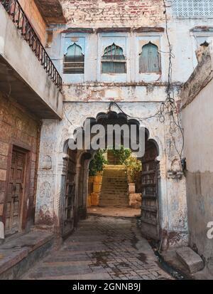 Architektur von alten Häusern in Jodhpur, Indien. Jodhpur ist eine alte Stadt in Rajasthan, berühmt für seine blauen Häuser. Stockfoto