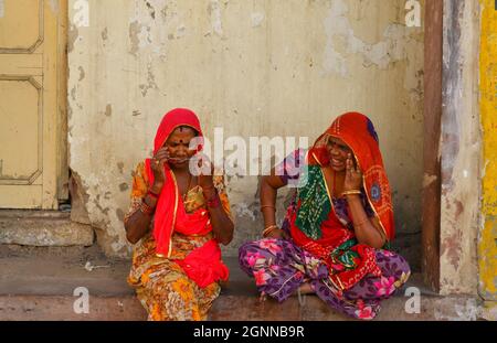 Jodhpur, Indien - 7. November 2017. Indigene Frauen im alten Teil von Jodhpur, Indien. Jodhpur ist eine Stadt in der Thar-Wüste des nordwestlichen Staates Rajas Stockfoto