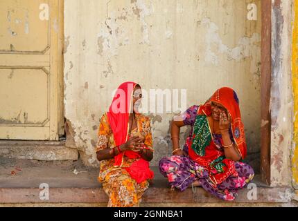 Jodhpur, Indien - 7. November 2017. Indigene Frauen im alten Teil von Jodhpur, Indien. Jodhpur ist eine Stadt in der Thar-Wüste des nordwestlichen Staates Rajas Stockfoto