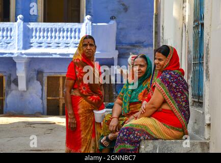 Jodhpur, Indien - 7. November 2017. Indigene Frauen im alten Teil von Jodhpur, Indien. Jodhpur ist eine Stadt in der Thar-Wüste des nordwestlichen Staates Rajas Stockfoto