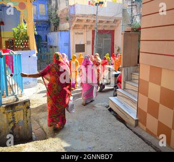 Jodhpur, Indien - 7. November 2017. Indigene Frauen im alten Teil von Jodhpur, Indien. Jodhpur ist eine Stadt in der Thar-Wüste des nordwestlichen Staates Rajas Stockfoto