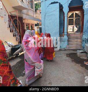 Jodhpur, Indien - 7. November 2017. Indigene Frauen im alten Teil von Jodhpur, Indien. Jodhpur ist eine Stadt in der Thar-Wüste des nordwestlichen Staates Rajas Stockfoto