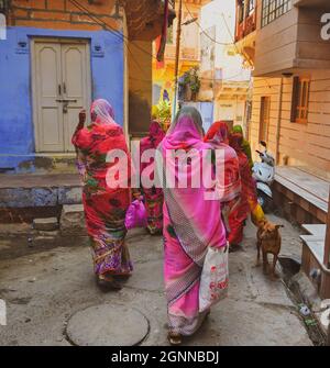 Jodhpur, Indien - 7. November 2017. Indigene Frauen im alten Teil von Jodhpur, Indien. Jodhpur ist eine Stadt in der Thar-Wüste des nordwestlichen Staates Rajas Stockfoto