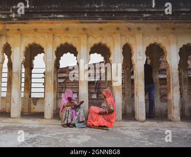 Jodhpur, Indien - 7. November 2017. Indigene Frauen im alten Teil von Jodhpur, Indien. Jodhpur ist eine Stadt in der Thar-Wüste des nordwestlichen Staates Rajas Stockfoto