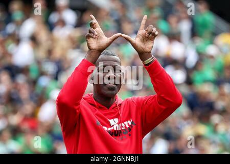 Chicago, IL, USA. September 2021. Wisconsin Badger Basketball-Alumni, NBA-Champion, Michael Finley, der Leiter der Basketballoperationen für die Dallas Mavericks, wird während des NCAA-Fußballspiels zwischen den Notre Dame Fighting Irish und den Wisconsin Dachs im Soldier Field in der Shamrock Series in Chicago, IL, als zukünftige Aufnahme in die Wisconsin Badger Hall of Fame vorgestellt. Darren Lee/CSM/Alamy Live News Stockfoto