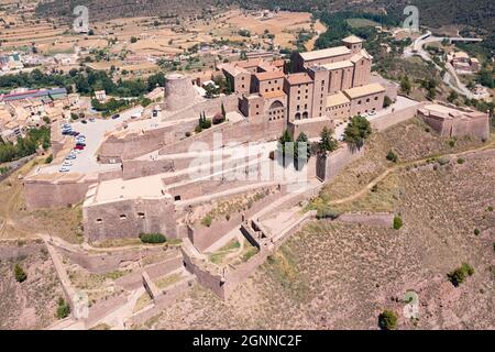 Mittelalterliche Festung mit romanischer Kirche auf einem Hügel in Cardona, Spanien Stockfoto