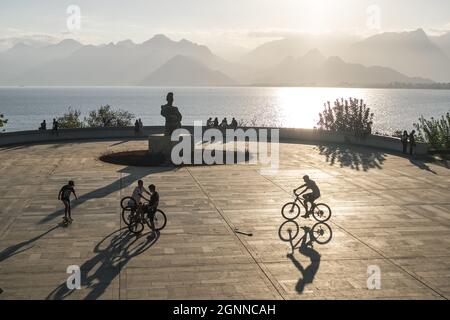 Waterfront im Karaalioglu Park bei Sonnenuntergang über den Bergen und dem Meer in Antalya, Türkei Stockfoto