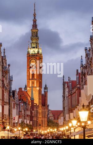 Blick auf das Rathaus an der Long Lane Straße in der Altstadt von Danzig in der Dämmerung, Polen. Stockfoto